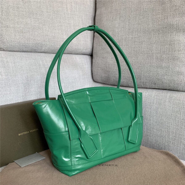 bottega veneta arco slouch bag green