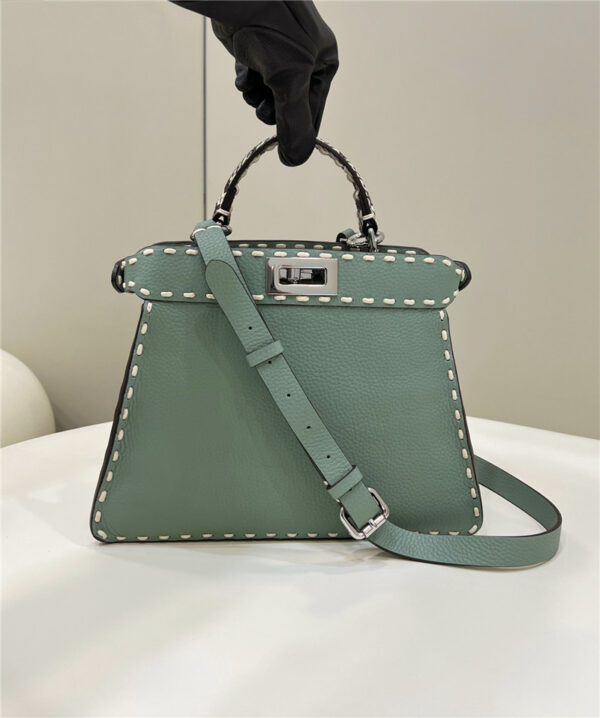 fendi 𝐏𝐄𝐄𝐊𝐀𝐁𝐎𝐎 medium bag